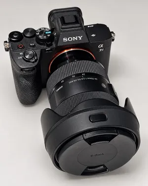 للبيع مجموعة تصوير Sony مع العدسة ومثبت الحركة
