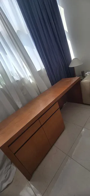 طاولة جانبية حالة جيدة جدا