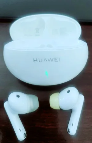 freebuds 5i huawei    قاعدة والسماعتين بحالة ممتازة صوت مميز عزل صوتي