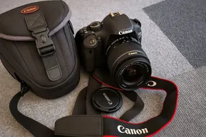 Canon EOS 550D.. شبه جديده.. معا جميع أغراضها و شنطه اصليه جديده و عدسه