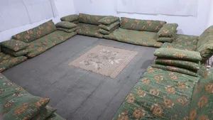 فرش عربي نظيف لون أخضر