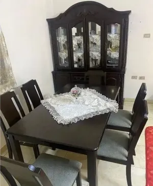 كراسي وطاولة