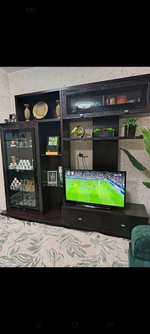 بوفيه خشب كبير لونه بني غامق موديله مرتب وعملي