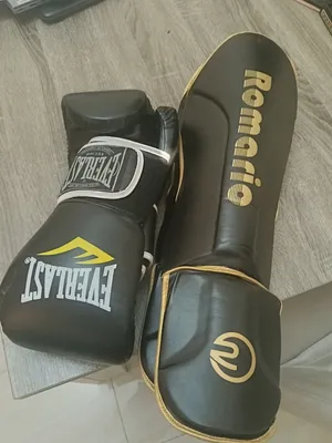 معدات ملاكمه او كيك بوكسينج  ماركة القفازات Everlast.  و الشينجارد. romario