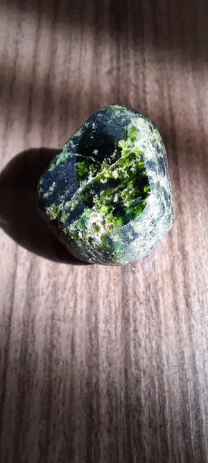 حجر گارنت الأخضر الطبيعي (Green Garnet) - قطعة فريدة 45.5 قيراط