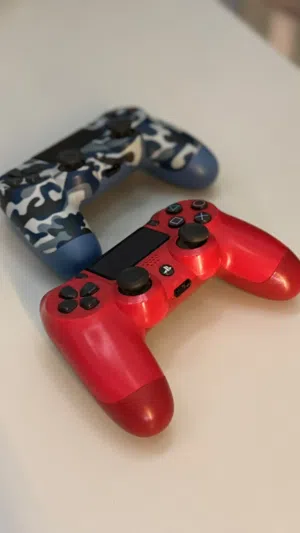 للبيع يدين بلايستيشن 4 أصليات (Sony DualShock 4) وحده حمرا و وحده نمريه