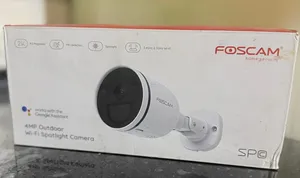 كامرا مراقبة لاسلكية من شركة Foscam مخصصة للأماكن الخارجية ومزودة بكشافات إضاءة مدمجة