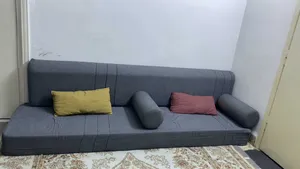 فرش ارضي لون سكني 3 فرشات مع مساند وكنب شبه جديد 2 مفرد ومقعدين و3 مقاعد وطاولات وحده كبيره و3جانبيه
