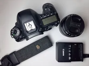 كاميرا canon 6d mark 2  عدسة 50mm 1.4  شاحن  شنتة الكاميرا  مع كامل أغراضها