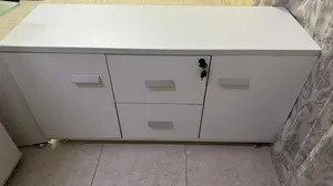 بيع طاولة مكتبية + دولاب تخزين