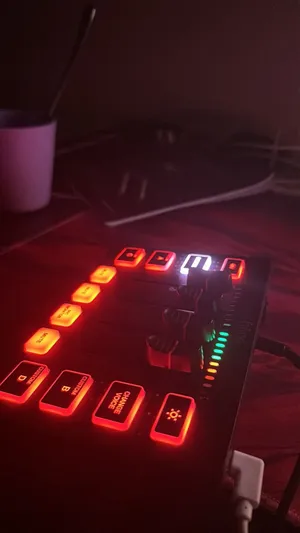 بيسي مع شاشه مع مايك مع طاوله مع كيبورد