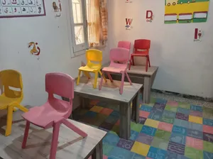 مكاتب وكراسي وطاولات