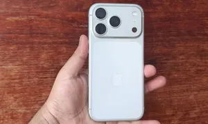 Iphone 17 pro 256 gb less than 1 year. Purchased from extra stores. Invoice available.