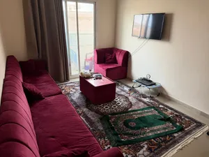 مطلوب شخص موظف للمشاركة في سكن شقة غرفه وصالة مع شخصين