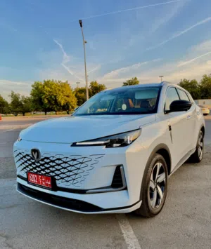 الجديدة والانيقة والفخمه 2026 شانجان UNI S جمالها ف فخامتها SUV وسط بنظام دفع أمامي