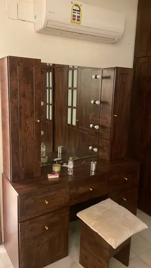 غرفة نوم مع كنب طقم حرف L
