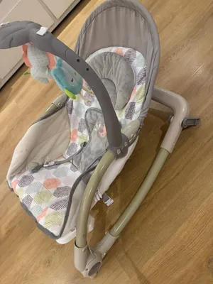 كرسي أطفال من First Steps، يُستخدم ككرسي وهزاز