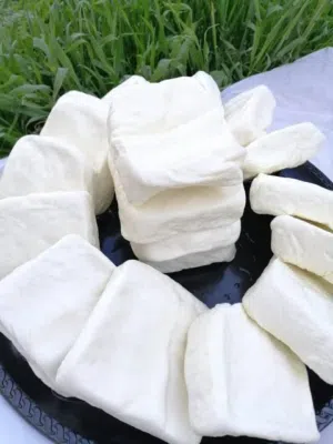 يتوفر لدي جبنه اغنام مع ماعز (نصف بنصف) خاليه من المواد الحافظة مجففة تماما صالحه للغلي و التخزين