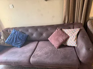 طقم قنفات 2 كبار ( القنفه3 اشخاص )و2 كرسي مفرد مع فاترينه وميز تلفزيون وديكور