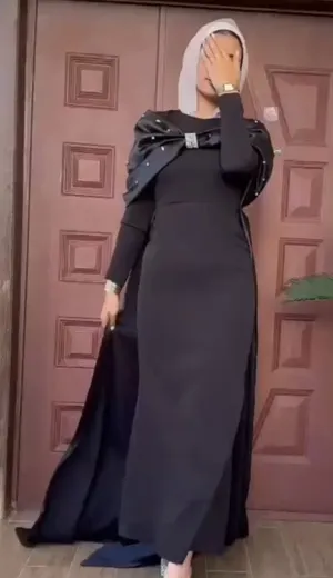 فستان سهرة أسود فاخر مع شال ساتان