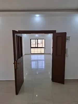 شقة للبيع في الجبيهة 140 متر طابق ثاني بناء 2017، صالة وصالون، 3 غرف نوم، حمامين، مطبخ راكب وبرندة