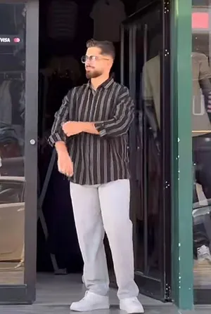قميص جديد بتصميم واسع (أو قميص جديد مقاس واسع / أوفر سايز)