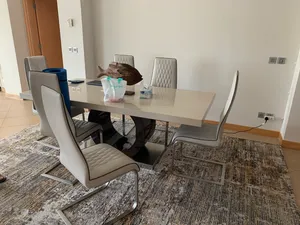 طاولة طعام مع ست كراسي