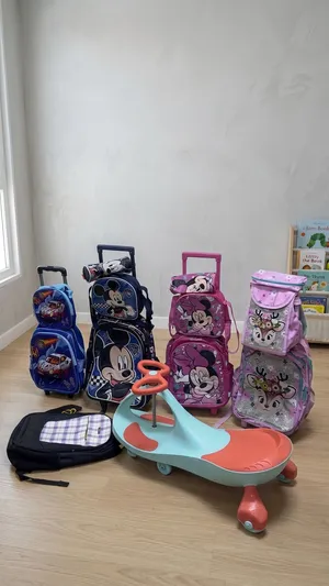 4 اطقم شناط و شنطة واحده بدون طقم ولعبه سيارة