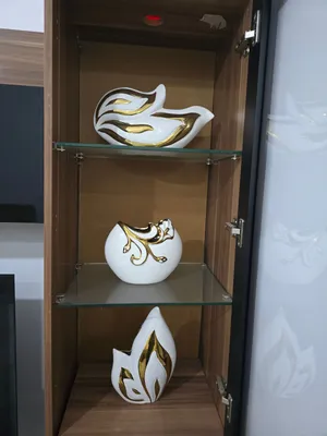 3-Piece White & Gold Ceramic Decor Set للبيع مستعجل بداعي السفر: طقم تحف ديكور سيراميك ملكي 3 قطع