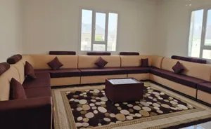 كنب كراسي للمجلس أو الصالة مع الطاولة، نظيف واستخدام قليل يرجى التواصل على الرقم المسجل في الوصف
