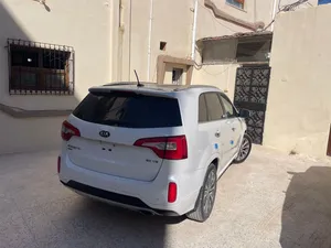 سورينتو 2015 فل كامل سيارة جديدة عداد 70 الف مايل جاية سليمة