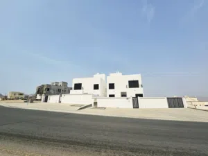 انا المالك والملك لله - فله راقية في مرتفعات العامرات التاسعة على الشارع الرئيسي