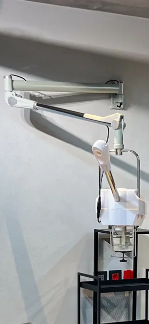 جهاز بخار للوجه مثبت على الحائط