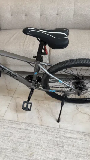 .  السيكل ما في أي شيء ماشي فقط أربعة كيلو نظيف جدا