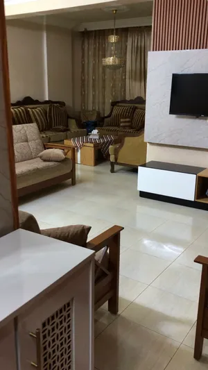 شقة مفروشة للايجار (شهري-اسبوعي-يومي) بعمارة سكنية راقية وهادئة مزودة بمصعد وبموقع حيوي وسهل الوصول