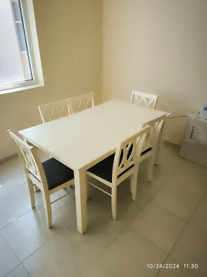 طاولة طعام + 6 كراسي من هوم سنتر لون ابيض لؤلؤي استعمال جيد