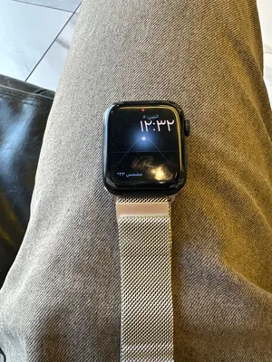 للبيع استعمال خفيف WATCH SE2 ممتازه جدا ما شفت منه شي في معه شاحن اصلي و في معه كرتونه