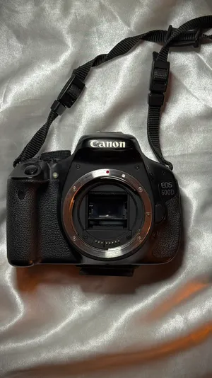 للبيع كاميرا Canon 600D DSLR مع كامل الملحقات الجاهزة للتصوير مباشرة.