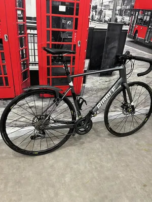 guidon course Ribble R872 Disc carbon road bike in a dark grey finish
