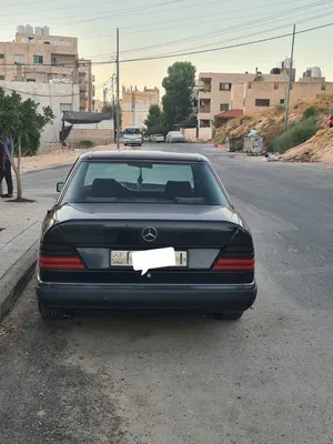 مرسيدس بنز الفئة E موديل 1990 لون أزرق بحالة جيدة للبيع