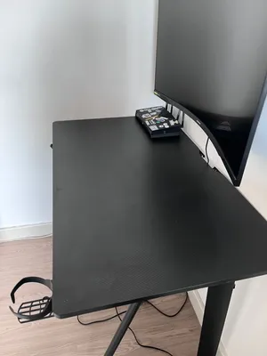 PC table, طاولة للبي سي