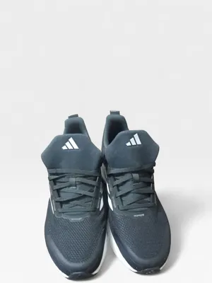 حذاء أديداس (Adidas)