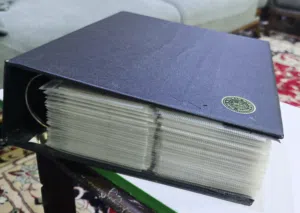 للبيع ألبوم نادر يضم 25 صفحة كاملة من العملات المعدنية المتنوعة، عربية وأجنبية، من عدة دول