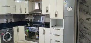 دولاب مطبخ الومنيوم  مستخدم لفترة بسيطة مع الشفاط فقط البيع الدولاب حجمه كبير ووحداته  كثيرة