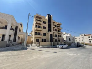 شقة مميزة مع روف للبيع في البنيات – قرب مسجد المسرى، بمساحة 145 متر،