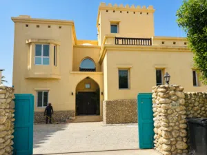فيلا مطلة على البحر مباشرة للبيع في هوانا صلالة