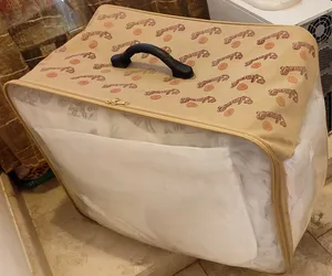فرشة عرس بيضاء نوعيه ممتازه غير مستعمله .وبطانبه فرو نفرين ومتكون من طبقتين ثخينه جدا .