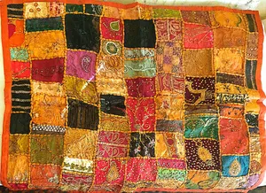 شرشف طاولة مطرز 90x110cm...الاتصال بواسطة موقع السوق المفتوح ...  السعر نهائي