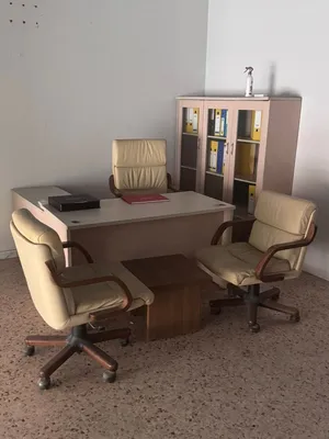 اتات مكتبي مكتب كامل تلات كراسي ومكتب حرف L ومعه خزنه وطاوله مضافه ومكتب تاني حرف L وكرسي وخزنه