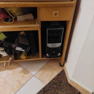 ترابيزة كمبيوتر خامة ممتازة بحالة ممتازة